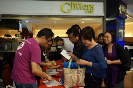 Estate123 members redeeming their movie tickets and participating in the lucky draw during the event.