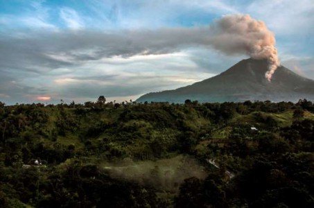 Mount Sinabung volcano spews volcanic ashes into the air in Karo district in North Sumatra province on June 10, 2015 (Photo: AFP)