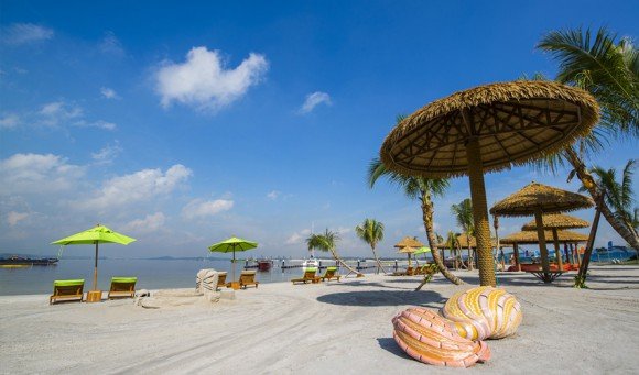 The beautiful man-made beach (Photo from Forest City by Country Garden)