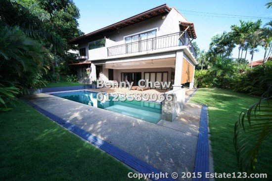 Lucky Garden bungalow with swimming pool and game room