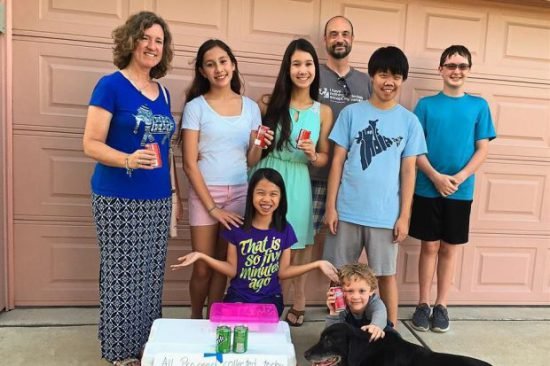 11-year-old Ella Pung selling drinks outside her home in Austin, Texas to raise funds for a good cause, with support from family and friends (Photo from The Star)