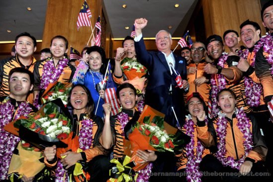 SEPANG, 24 Aug - Najib and Rosmah join the national athletes at Bunga Raya Complex, KLIA (fotoBERNAMA, 2016)