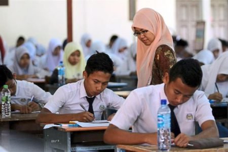 Malaysian secondary school students during examinations (Photo from The Star)