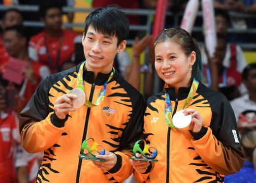 Silver medalists Malaysia's Liu Ying Goh and Malaysia's Peng Soon Chan stand with their medals on the podium following the mixed doubles Gold Medal badminton match at the Riocentro stadium in Rio de Janeiro on August 17, 2016, at the Rio 2016 Olympic Games. / AFP PHOTO / GOH Chai Hin