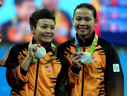 Divers Pandelela Rinong and Cheong Jun Hoong with their silver medals at the Rio Olympics. —NSTP/ROSLI RAHMAT