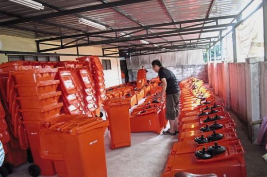 A MBPJ staff preparing to distribute 400 plastic rubbish bins to villagers in Kampung Cempaka New Village. (Photo from The Star)